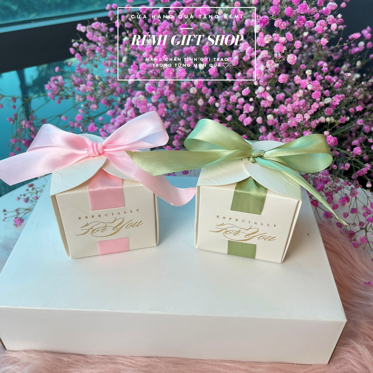 Hộp quà tặng hình vuông có nơ thắt, hộp đựng quà tặng đám cưới hỏi, sự kiện sang trọng