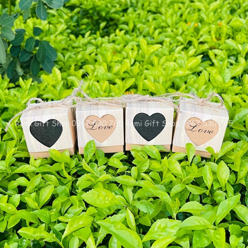 Hộp giấy kraft vân gỗ thiết kế hình trái tim chữ Love. hộp quà tặng sang trọng thanh lịch