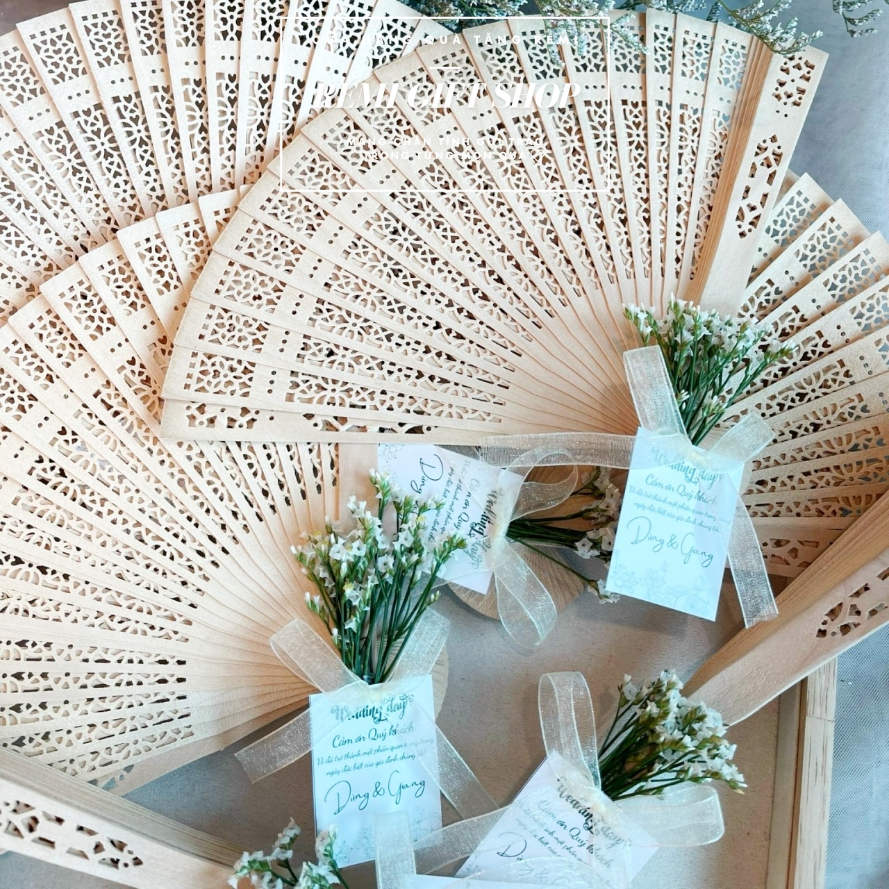 Mẫu 1 - Quạt gỗ, quà tặng quạt gỗ đám cưới hỏi đầy sang trọng, thanh lịch - Ảnh 3