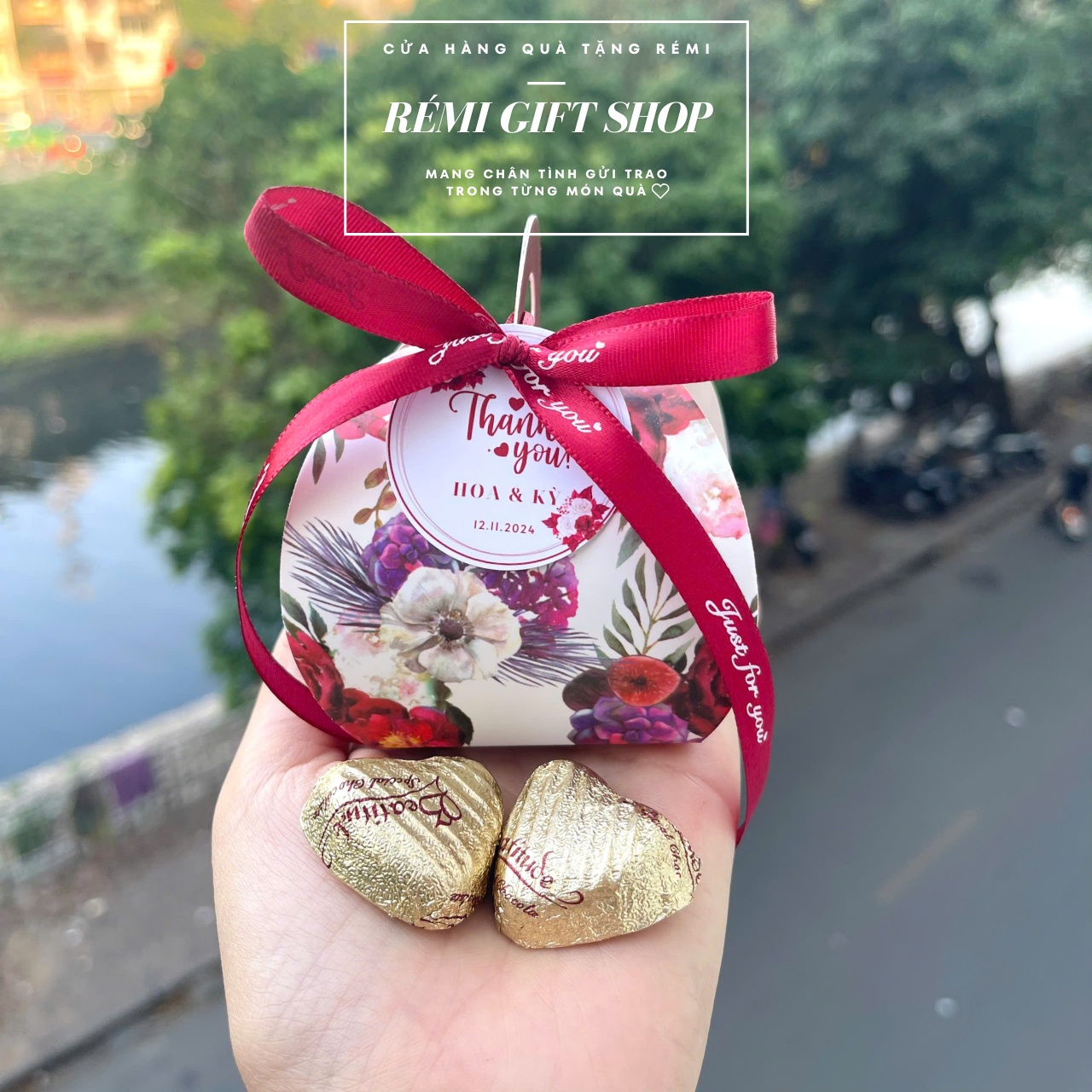 Hộp quà tặng socola họa tiết hoa đỏ thắt nơ đỏ xinh xắn sang trọng
