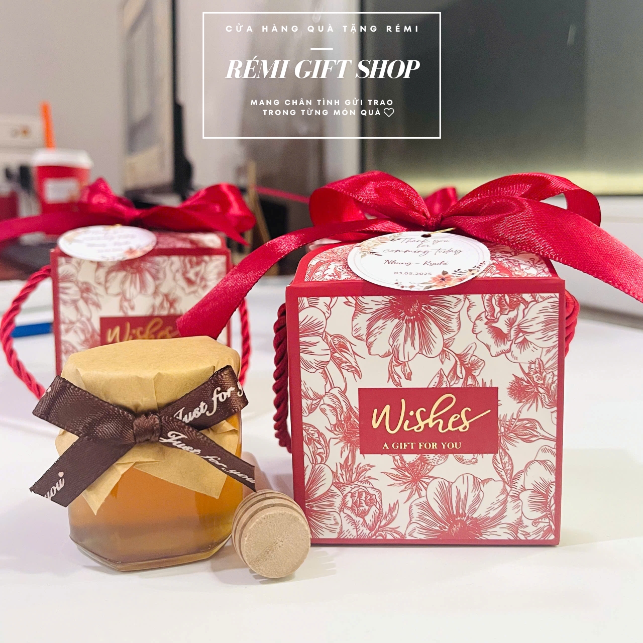 hộp quà tặng mật ong thiên nhiên kèm khuấy lấy mật