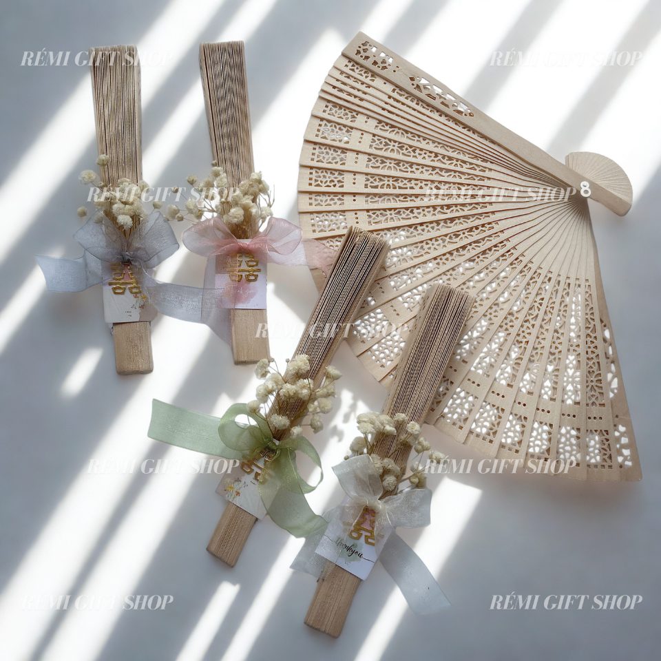 quà tặng quạt gỗ