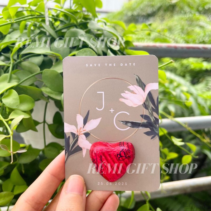 Thiệp sô cô la trái tim đỏ