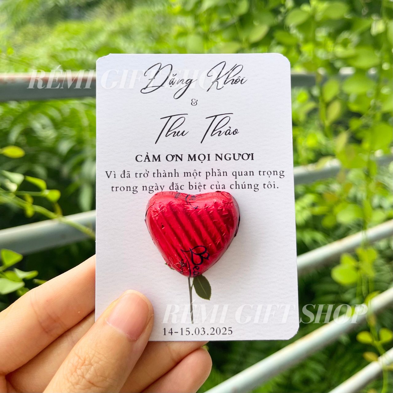 Thiệp sô cô la trái tim đỏ