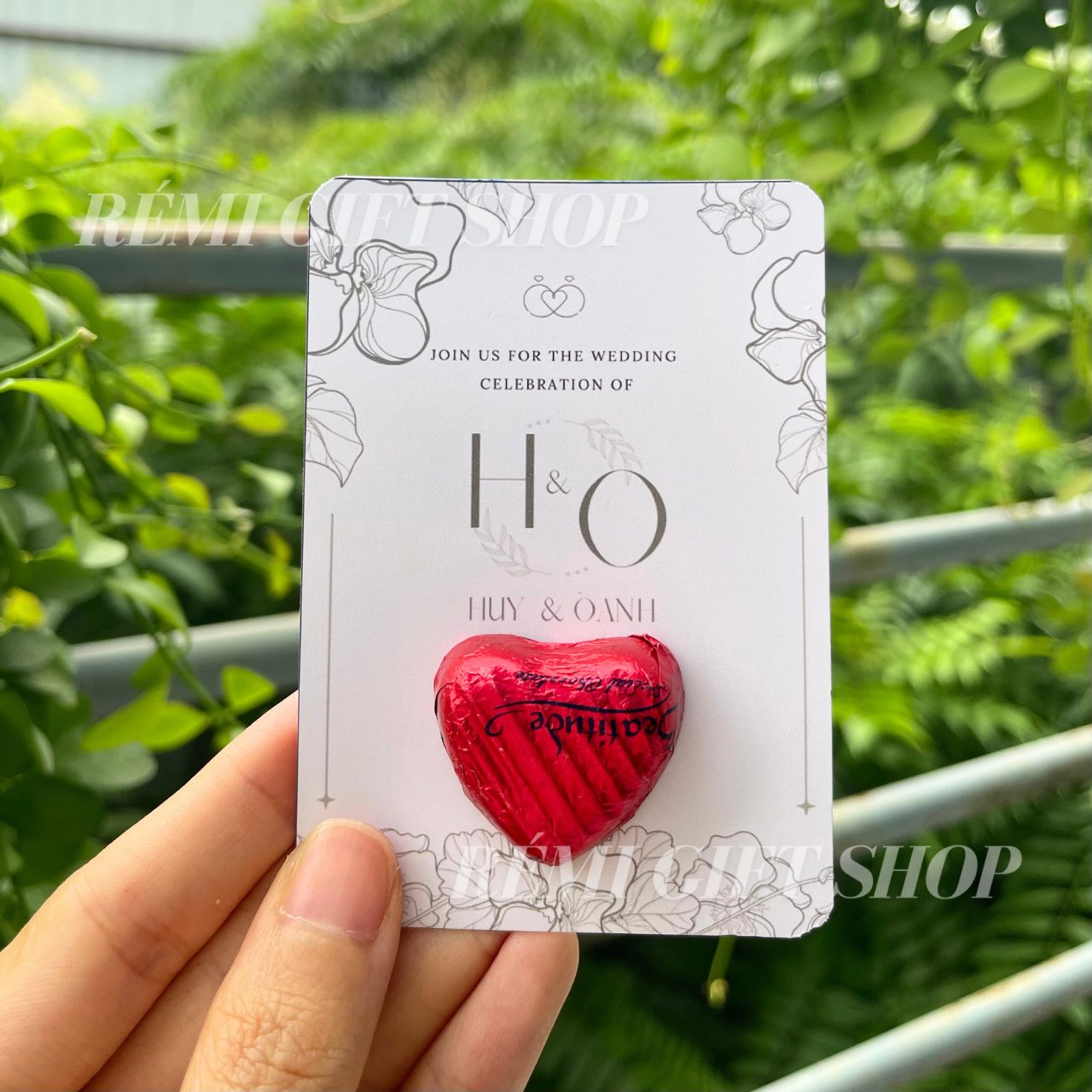 Thiệp sô cô la trái tim đỏ