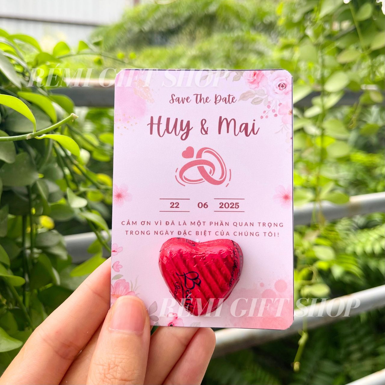 Thiệp sô cô la trái tim đỏ