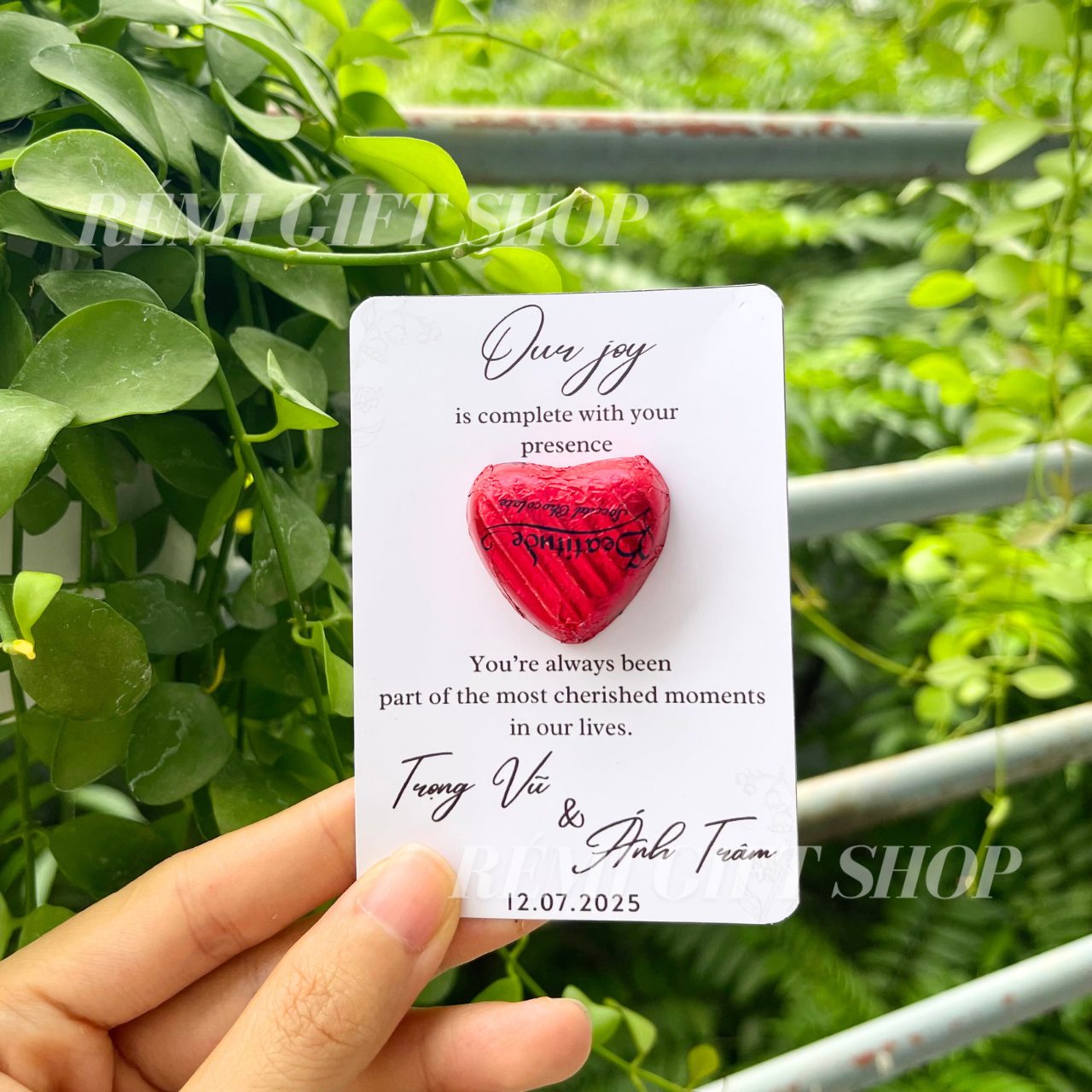 Thiệp sô cô la trái tim đỏ