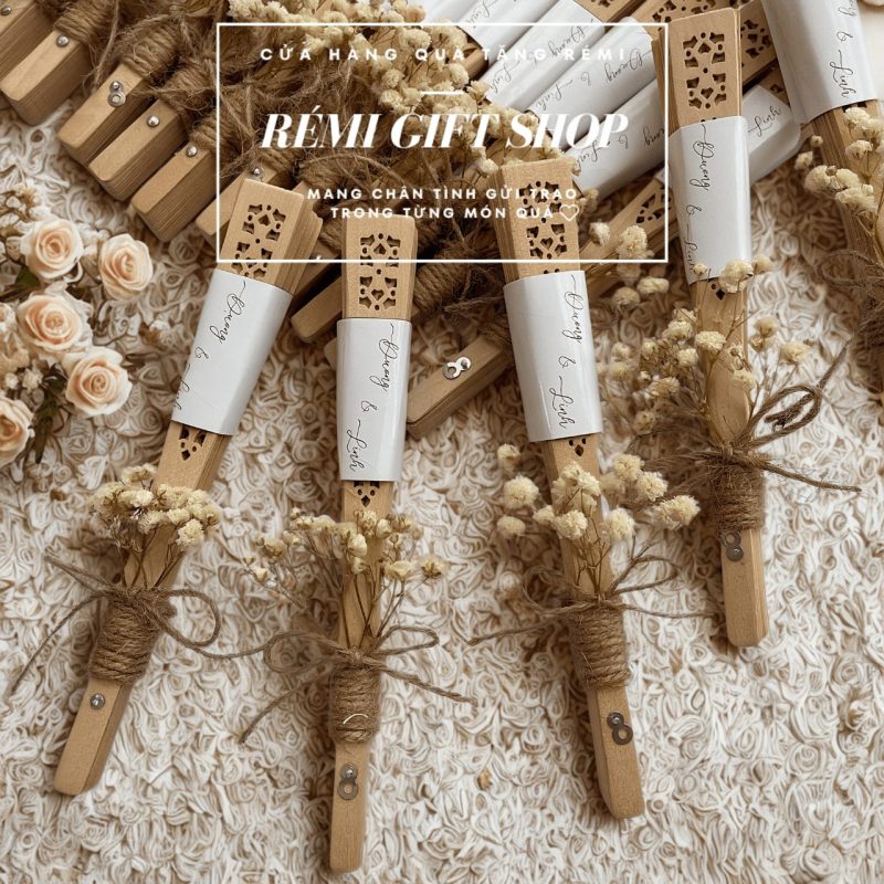 quà tặng quạt gỗ