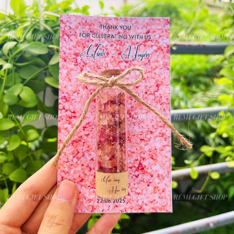 Thiệp quà tặng hũ thủy tinh muối hồng mix hoa hồng