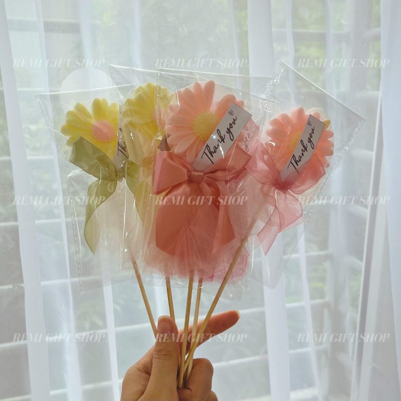 quà tặng nến thơm bông hoa cúc bọc voan
