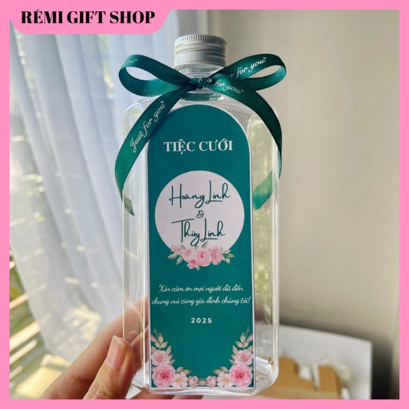 chai nước bày bàn tiệc