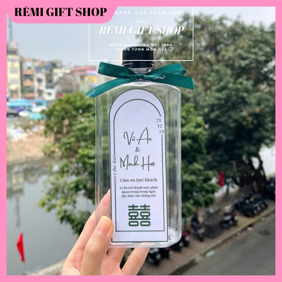 chai nước bày bàn tiệc