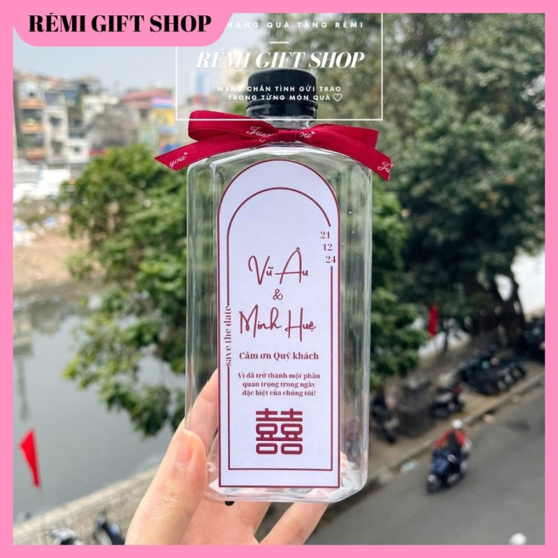 chai nước bày bàn tiệc