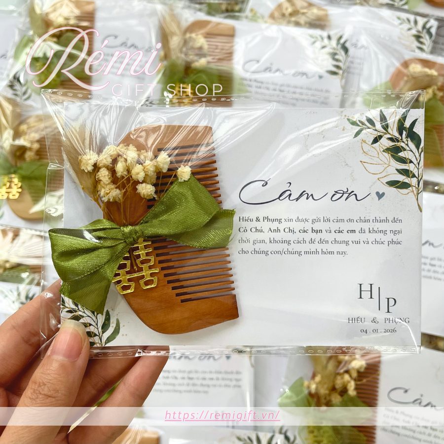 thiệp quà tặng lược gỗ