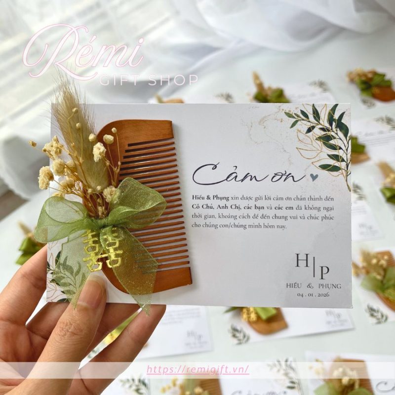 thiệp quà tặng lược gỗ