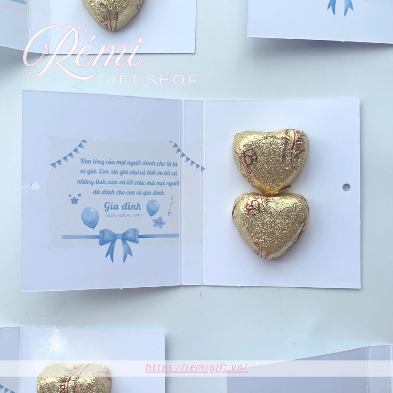 quà tặng tiệc thôi nôi cho bé